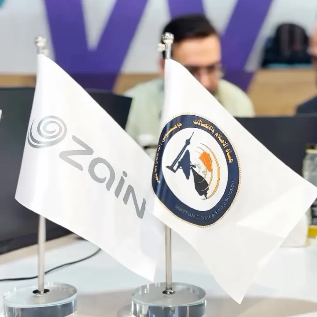 Desk flags of Zain Iraq and the Communications and Media Commission in the training room